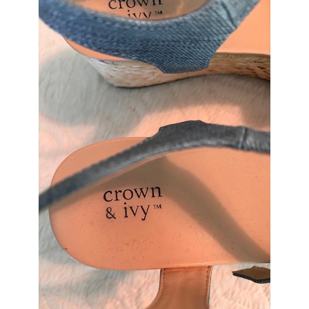 CROWN & IVY Sandals Womens 9M Blue Denim Casual Ankle Strap Buckle Chic Platform